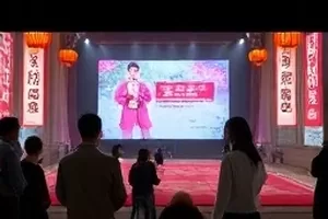 热点观察榜作品晚风热线封面，夜晚电台与城市灯光
